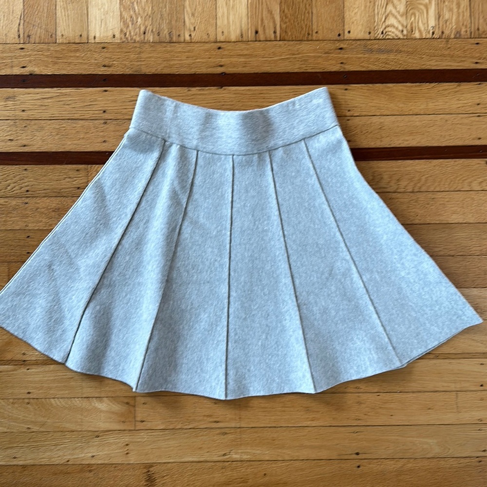 Club Monaco mini skit like new!!